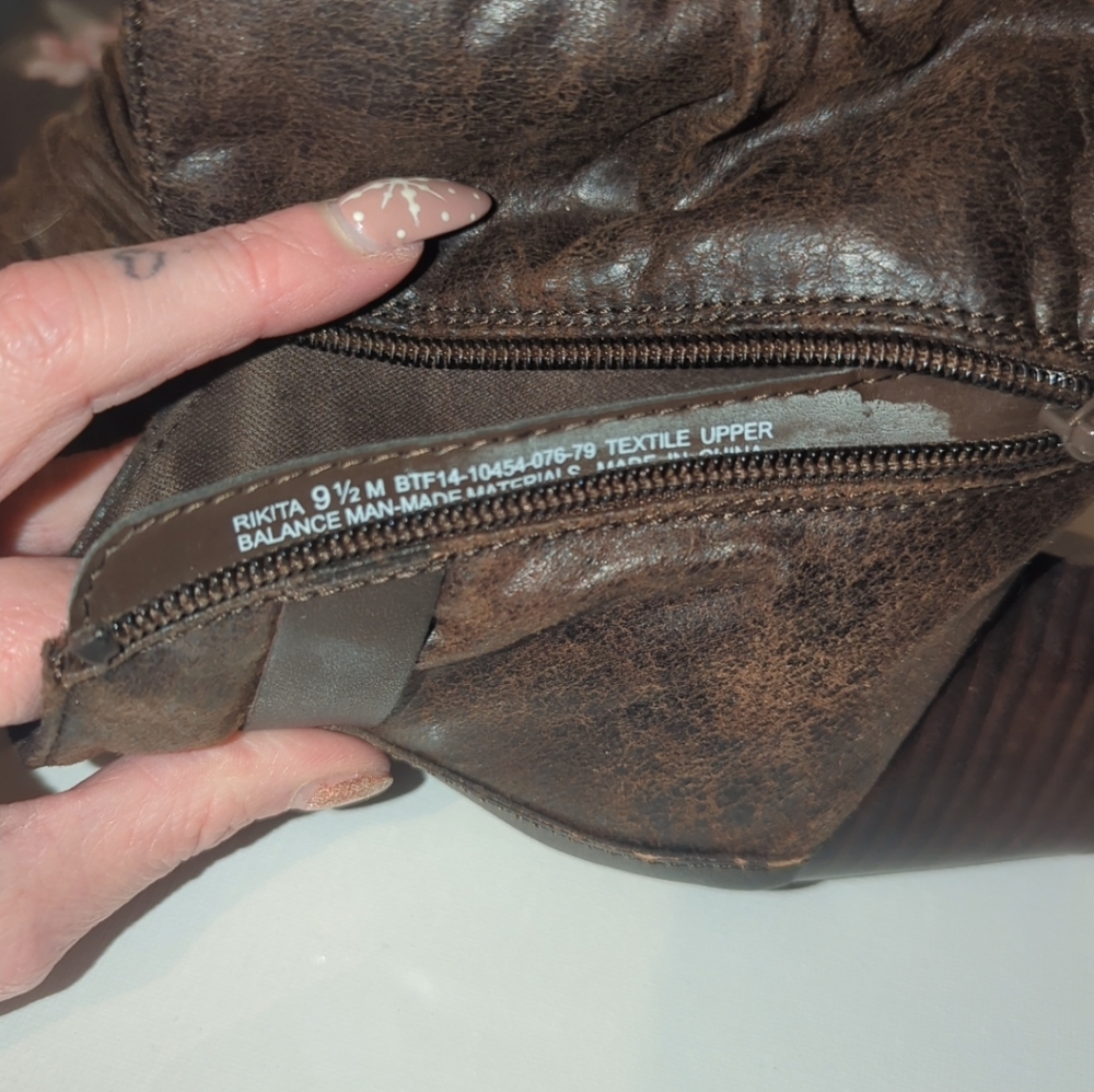 Boots - Picture 3 of 9
